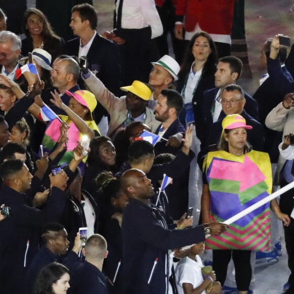 Teddy Riner, porte-drapeau, et la délégation française dans le stade Maracanã le 5 août 2016 lors de la cérémonie d'ouverture des Jeux olympiques de Rio de Janeiro.