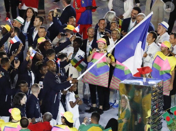 Teddy Riner, porte-drapeau, et la délégation française dans le stade Maracanã le 5 août 2016 lors de la cérémonie d'ouverture des Jeux olympiques de Rio de Janeiro.