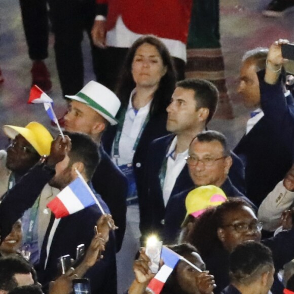 Teddy Riner, porte-drapeau, et la délégation française dans le stade Maracanã le 5 août 2016 lors de la cérémonie d'ouverture des Jeux olympiques de Rio de Janeiro.