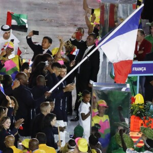 Teddy Riner, porte-drapeau, et la délégation française dans le stade Maracanã le 5 août 2016 lors de la cérémonie d'ouverture des Jeux olympiques de Rio de Janeiro.