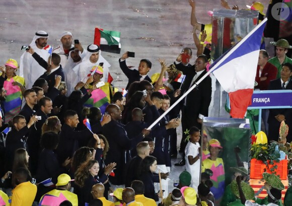 Teddy Riner, porte-drapeau, et la délégation française dans le stade Maracanã le 5 août 2016 lors de la cérémonie d'ouverture des Jeux olympiques de Rio de Janeiro.