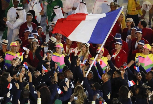 Teddy Riner, porte-drapeau, et la délégation française dans le stade Maracanã le 5 août 2016 lors de la cérémonie d'ouverture des Jeux olympiques de Rio de Janeiro.
