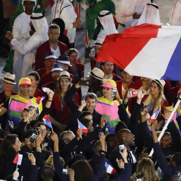 Teddy Riner, porte-drapeau, et la délégation française dans le stade Maracanã le 5 août 2016 lors de la cérémonie d'ouverture des Jeux olympiques de Rio de Janeiro.