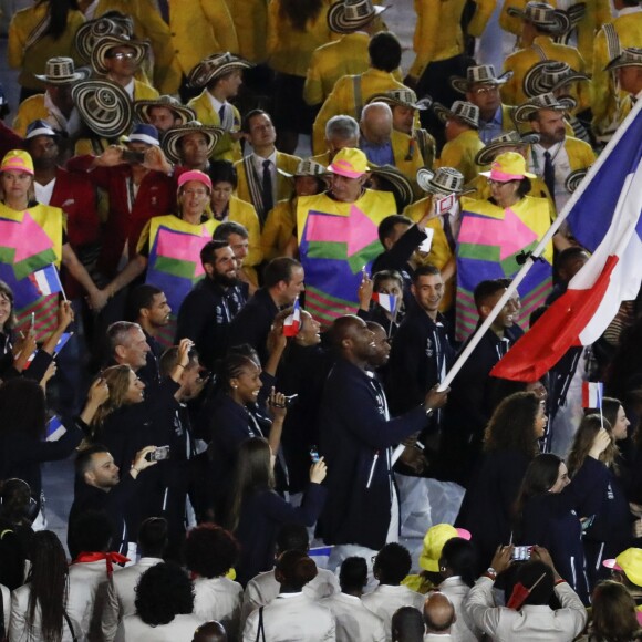 Teddy Riner, porte-drapeau, et la délégation française dans le stade Maracanã le 5 août 2016 lors de la cérémonie d'ouverture des Jeux olympiques de Rio de Janeiro.