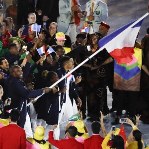 Teddy Riner, porte-drapeau, et la délégation française dans le stade Maracanã le 5 août 2016 lors de la cérémonie d'ouverture des Jeux olympiques de Rio de Janeiro.