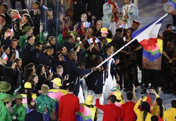 Teddy Riner, porte-drapeau, et la délégation française dans le stade Maracanã le 5 août 2016 lors de la cérémonie d'ouverture des Jeux olympiques de Rio de Janeiro.