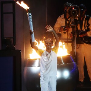 L'ex marathonien brésilien Vanderlei de Lima qui arrive avec la flamme Olympique - Cérémonie d'ouverture des Jeux Olympiques (JO) de Rio 2016 à Rio de Janeiro, Brésil le 5 aout 2016.   Brazilian former marathon runner Vanderlei de Lima lights the Olympic Cauldron during the opening ceremony of the Rio 2016 Summer Olympic Games at the Maracana Stadium.05/08/2016 - Rio de Janeiro