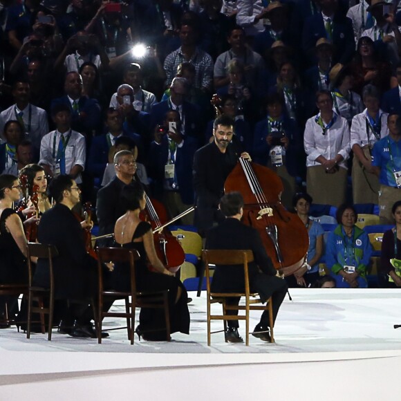 Le chanteur Paulinho da Viola - Cérémonie d'ouverture des Jeux Olympiques (JO) de Rio 2016 à Rio de Janeiro, Brésil le 5 aout 2016.   Singer Paulinho da Viola (R) singing the Brazilian national anthem during the opening ceremony of the Rio 2016 Summer Olympic Games at the Maracana Stadium.05/08/2016 - Rio de Janeiro