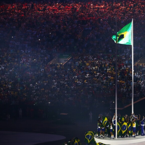 Cérémonie d'ouverture des Jeux Olympiques (JO) de Rio 2016 à Rio de Janeiro, Brésil le 5 aout 2016.   Raising the Brazilian national flag during the opening ceremony of the Rio 2016 Summer Olympic Games at the Maracana Stadium.05/08/2016 - Rio de Janeiro