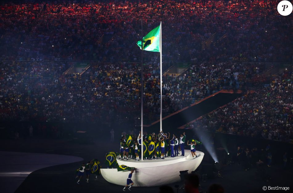 Ceremonie D Ouverture Des Jeux Olympiques Jo De Rio 2016 A Rio De Janeiro Bresil Le 5 Aout 2016 Raising The Brazilian National Flag During The Opening Cer Purepeople