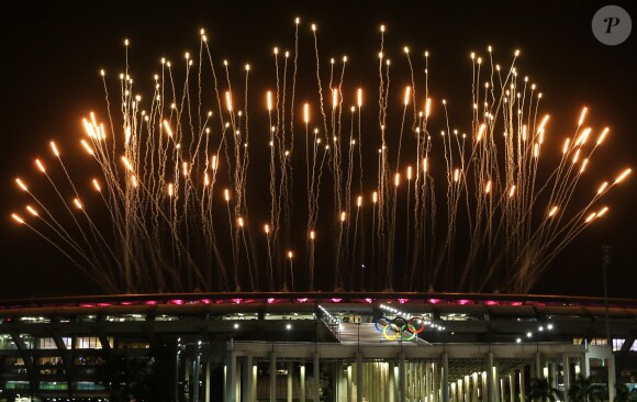 Cérémonie d'ouverture des Jeux Olympiques (JO) de Rio 2016 à Rio de Janeiro, Brésil le 5 aout 2016.   Fireworks go off over the Maracana Stadium during the opening ceremony of the Rio 2016 Summer Olympic Games. Valery Sharifulin/TASS05/08/2016 - Rio de Janeiro