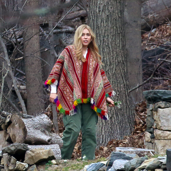 Miley Cyrus tourne avec Woody Allen pour une série diffusé par Amazon dans le comté de Westchester près de New York le 10 mars 2016.
