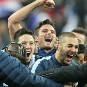 Samir Nasri, Olivier Giroud et Karim Benzema - L'équipe de France de football fête sa victoire et sa qualification pour le mondial au Bresil en 2014 après sa victoire contre l'Ukraine, le 19 novembre 2013.
