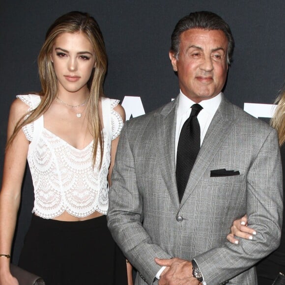 Sylvester Stallone avec ses filles Sistine et Sophia - People au défilé Saint Laurent à Hollywood le 10 février 2016.