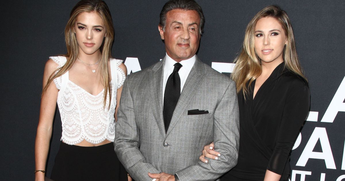 Sylvester Stallone Avec Ses Filles Sistine Et Sophia People Au Défilé Saint Laurent à 