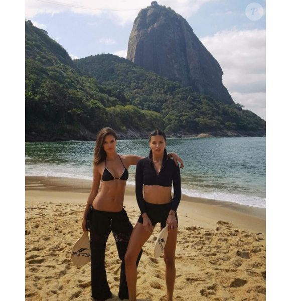 Alessandra Ambrosio et Adriana Lima sur la plage du Pain de Sucre à Rio de Janeiro. Photo publiée le 4 août 2016.
