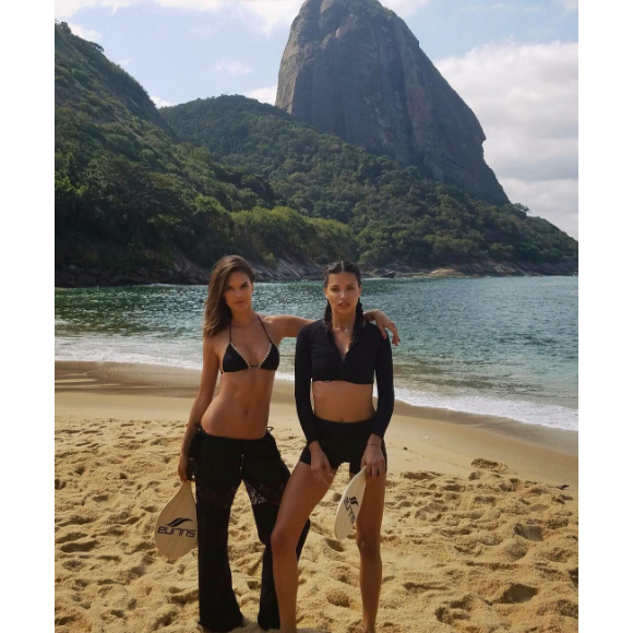 Alessandra Ambrosio et Adriana Lima sur la plage du Pain de Sucre à Rio de Janeiro. Photo publiée le 4 août 2016.