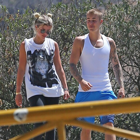 Justin Bieber et Sofia Richie se baladent ensemble sur les hauteurs de Hollywood. Les deux jeunes gens étaient plus complices que jamais, se tenant de temps en temps par la main, comme un vrai couple. Alors sont-ils amis ou amants ? Ils semblent que quelque chose de sérieux se passe entre eux d'autant que Sofia Richie est sortie de chez Justin Bieber vêtue d'un...pyjama. Le 10 août 2016