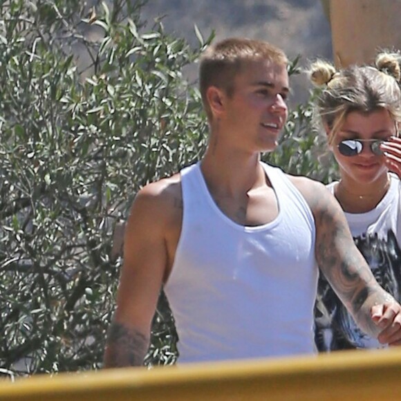 Justin Bieber et Sofia Richie se baladent ensemble sur les hauteurs de Hollywood. Les deux jeunes gens étaient plus complices que jamais, se tenant de temps en temps par la main, comme un vrai couple. Alors sont-ils amis ou amants ? Ils semblent que quelque chose de sérieux se passe entre eux d'autant que Sofia Richie est sortie de chez Justin Bieber vêtue d'un...pyjama. Le 10 août 2016