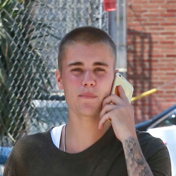 Justin Bieber au téléphone dans les rues de West Hollywood, le 26 juillet 2016.