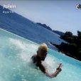 Julien Tanti des "Marseillais" dans un piscine en vacances en Italie, août 2016