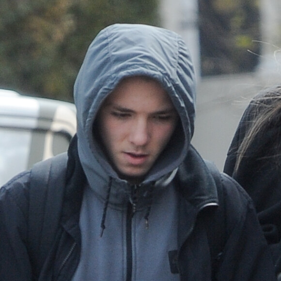 Rocco Ritchie, le fils de Madonna, se promène avec des amis à Londres, le 21 avril 2016.