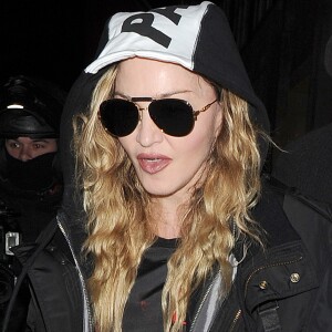 Madonna, de bonne humeur, et son fils Rocco Ritchie arrivent au théâtre pour assister au spectacle "You Me Bum Bum Train" à Londres. Le 16 avril 2016