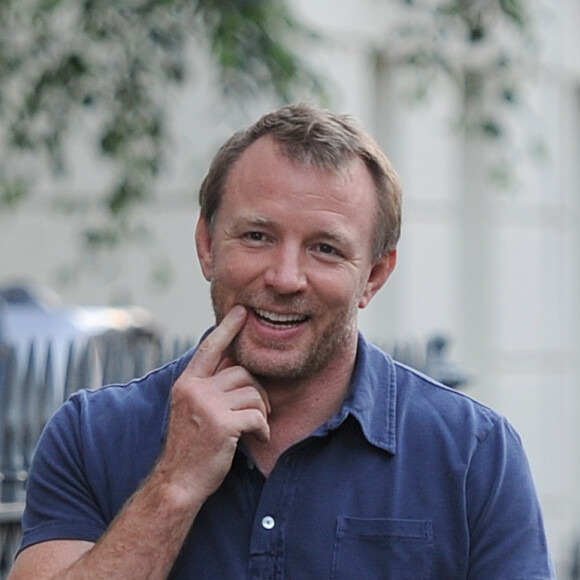 Alors que Guy Ritchie ramène ses courses du supermarché à son domicile, son fils adoptif David Banda quitte la maison de sa maman la chanteuse Madonna avec sa nounou à Londres le 21 juin 2016.