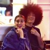 Lourdes Leon (la fille de Madonna) et son compagnon, hilares, mangent une pizza sur un banc à New York, le 10 juin 2016.