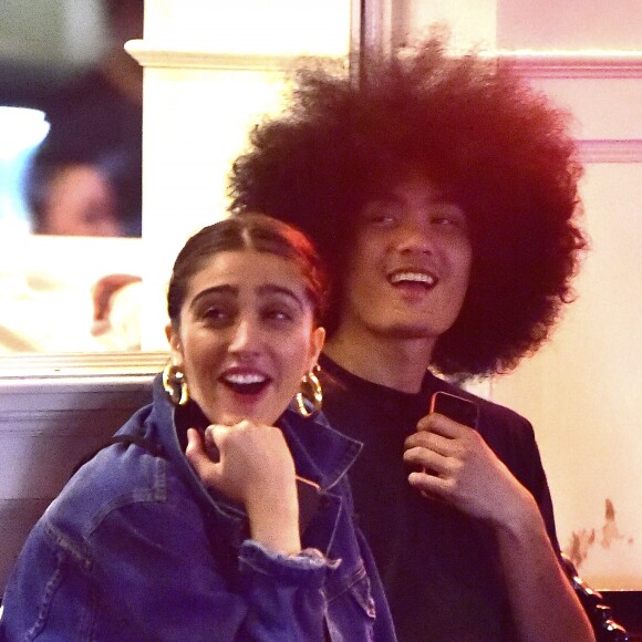 Lourdes Leon (la fille de Madonna) et son compagnon, hilares, mangent une pizza sur un banc à New York, le 10 juin 2016.
