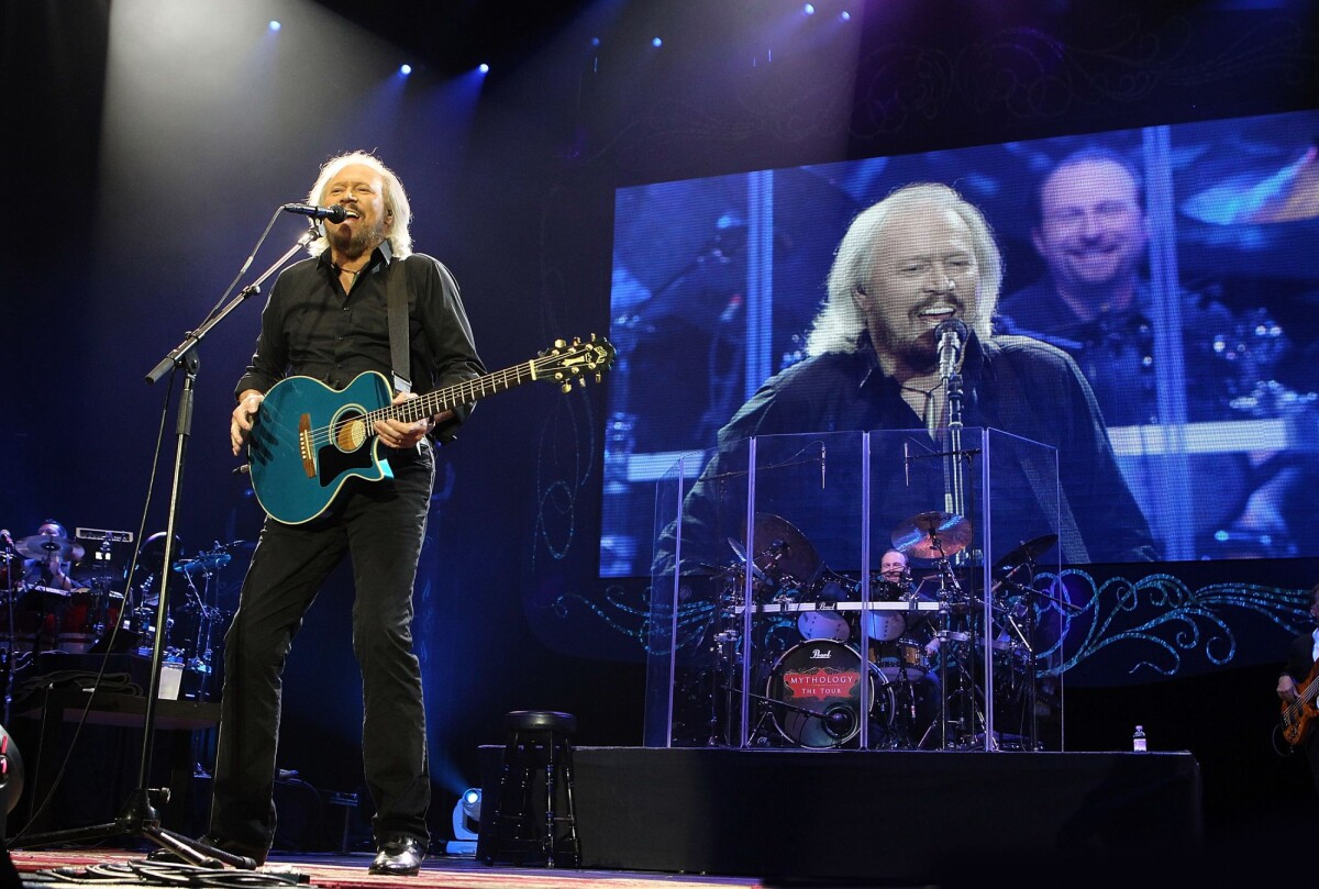 Barry Gibb biểu diễn trong Mythology Tour