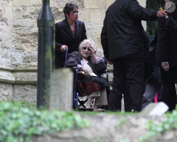 Barbara Gibb lors des funérailles de son fils Robin à Thame le 8 juin 2012