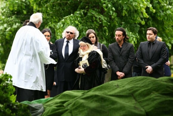Barry Gibb et Dwina Gibb aux obsèques de Robin Gibb à Thame le 8 juin 2012.