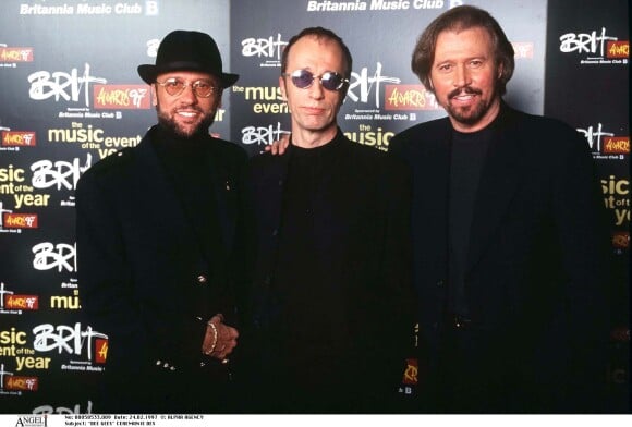 Les Bee Gees à la cérémmonie des Brit Awards à Londres, le 24 février 1997.