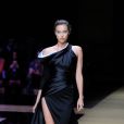 Irina Shayk défile pour Atelier Versace à Paris. Le 3 juillet 2016.