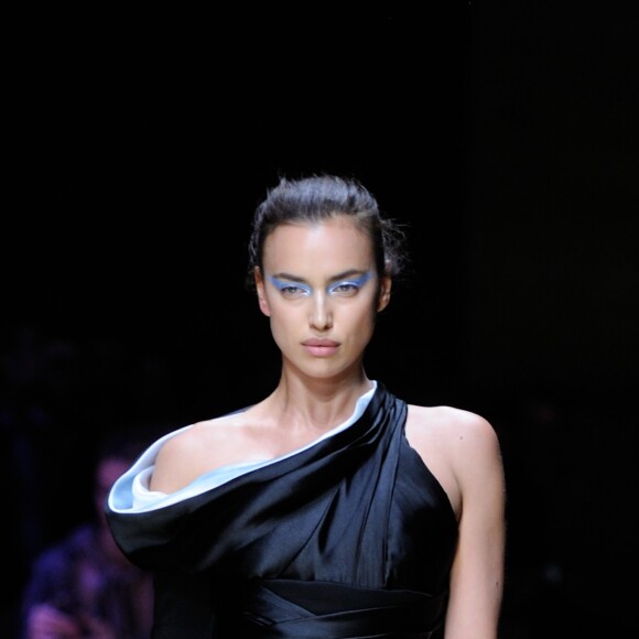 Irina Shayk défile pour Atelier Versace à Paris. Le 3 juillet 2016.