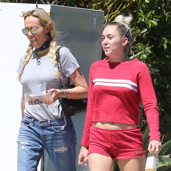 Miley Cyrus est allée déjeuner avec sa mère Trish à Los Angeles, le 18 août 2016