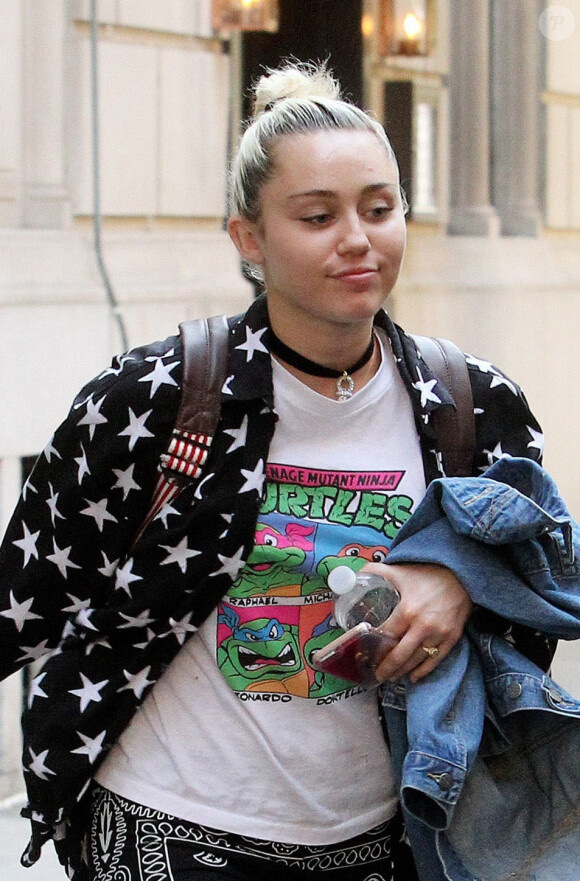 Miley Cyrus quitte les bureaux de Woody Allen à New York le 15 juin 2016.