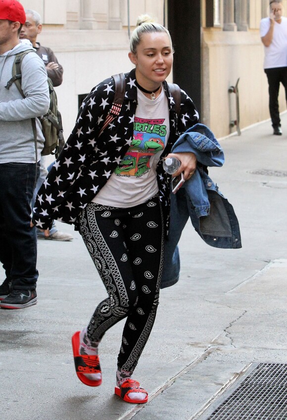 Miley Cyrus quitte les bureaux de Woody Allen à New York le 15 juin 2016.