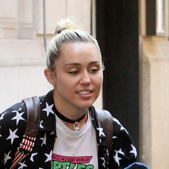 Miley Cyrus quitte les bureaux de Woody Allen à New York le 15 juin 2016.