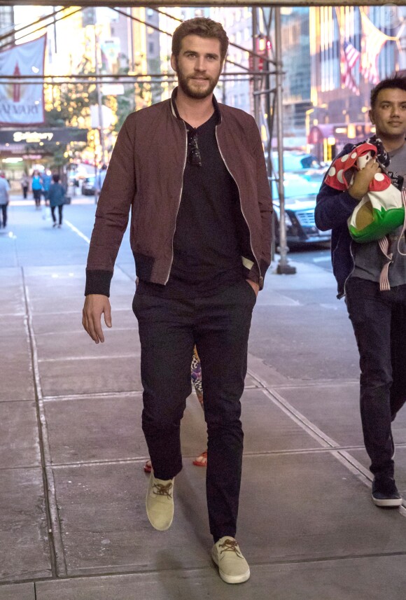 Miley Cyrus et son compagnon Liam Hemsworth vont boire un verre avec Bethenny Frankel et son nouveau compagnon Dennis Shields, à New York, le 14 juin 2016.