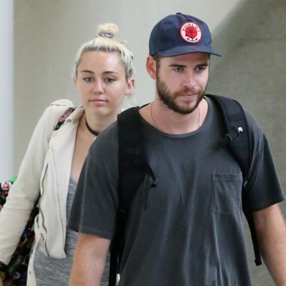 Liam Hemsworth et Miley Cyrus prennent un vol à Brisbane en Australie le 1er mai 2016