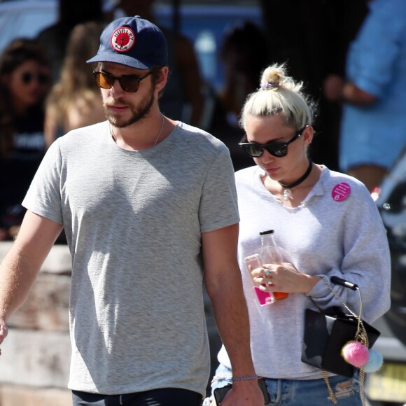 Liam Hemsworth et Miley Cyrus vont prendre le petit-déjeuner à Byron Bay en Australie, le 28 avril 2016.