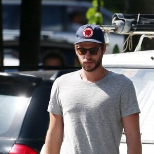 Liam Hemsworth et Miley Cyrus vont prendre le petit-déjeuner à Byron Bay en Australie, le 28 avril 2016.