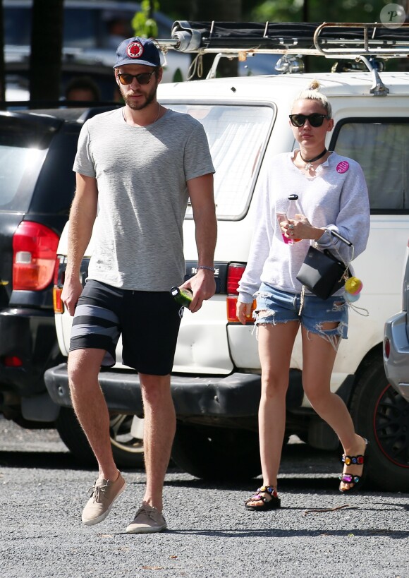 Liam Hemsworth et Miley Cyrus vont prendre le petit-déjeuner à Byron Bay en Australie, le 28 avril 2016.