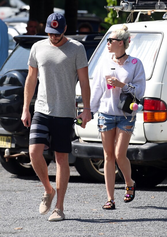 Liam Hemsworth et Miley Cyrus vont prendre le petit-déjeuner à Byron Bay en Australie, le 28 avril 2016.