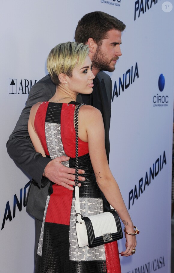 Miley Cyrus et Liam Hemsworth à la première du film "Paranoia" à Los Angeles, le 8 août 2013.