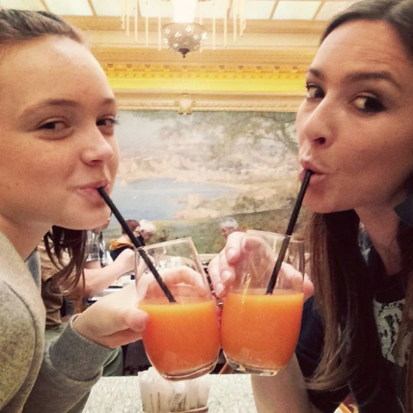 Emmanuelle Boidron et sa fille Leïa lors d'une pause gourmande. Mai 2016.