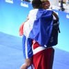 Estelle Mossely, médaillée d'or en boxe féminine (-60 kg), dans les bras de son fiancée Tony Yoka lors des Jeux olympiques de Rio, le 19 août 2016.