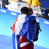 Estelle Mossely, médaillée d'or en boxe féminine (-60 kg), dans les bras de son fiancée Tony Yoka lors des Jeux olympiques de Rio, le 19 août 2016.